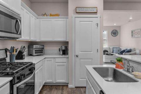 Tiny photo for 1287 NW Upas Avenue, Redmond, OR 97756 (MLS # 220211118)