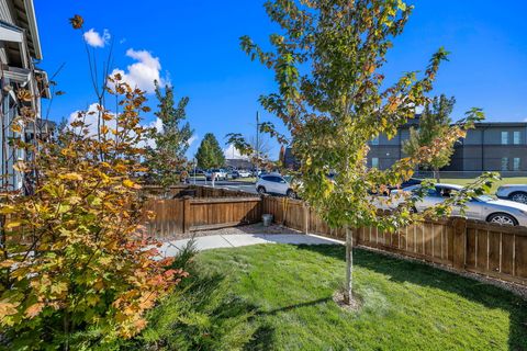 Tiny photo for 1287 NW Upas Avenue, Redmond, OR 97756 (MLS # 220211118)