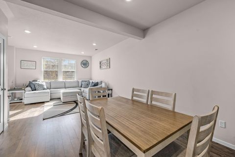 Tiny photo for 1287 NW Upas Avenue, Redmond, OR 97756 (MLS # 220211118)