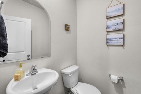 Tiny photo for 1287 NW Upas Avenue, Redmond, OR 97756 (MLS # 220211118)