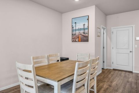 Tiny photo for 1287 NW Upas Avenue, Redmond, OR 97756 (MLS # 220211118)