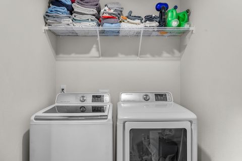 Tiny photo for 1287 NW Upas Avenue, Redmond, OR 97756 (MLS # 220211118)