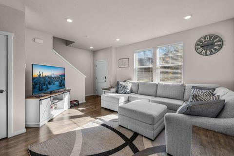 Tiny photo for 1287 NW Upas Avenue, Redmond, OR 97756 (MLS # 220211118)