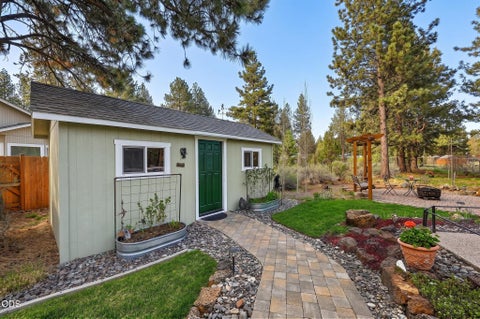 Tiny photo for 19563 Apache Road, Bend, OR 97702 (MLS # 220225403)