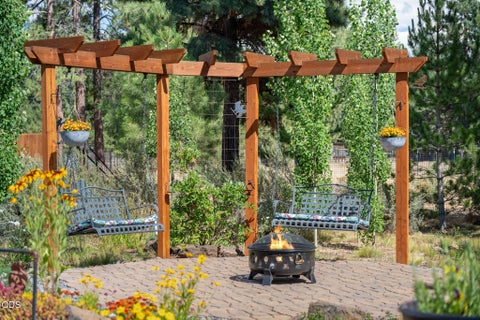 Tiny photo for 19563 Apache Road, Bend, OR 97702 (MLS # 220225403)