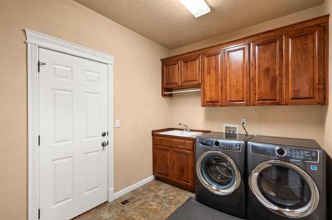 Tiny photo for 2161 Duncan Drive, Medford, OR 97504 (MLS # 220212823)