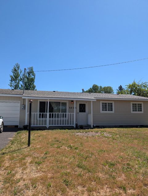 Photo of 1035 Applewood Street, Klamath Falls, OR 97603 (MLS # 220221745)