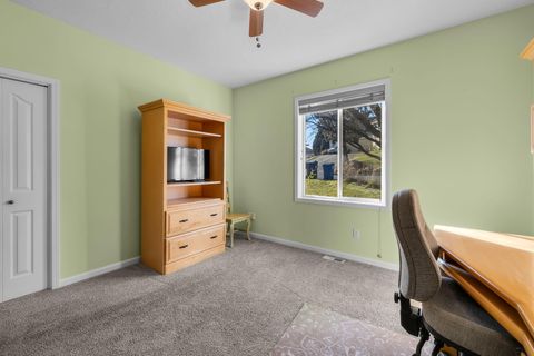 Tiny photo for 2446 SW 35th Drive, Redmond, OR 97756 (MLS # 220211977)