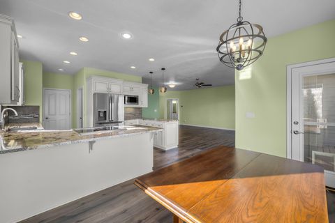 Tiny photo for 2446 SW 35th Drive, Redmond, OR 97756 (MLS # 220211977)