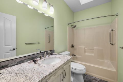 Tiny photo for 2446 SW 35th Drive, Redmond, OR 97756 (MLS # 220211977)