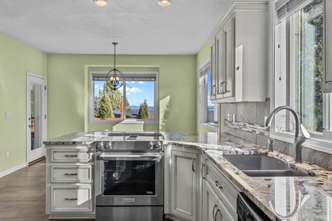 Tiny photo for 2446 SW 35th Drive, Redmond, OR 97756 (MLS # 220211977)