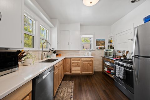 Tiny photo for 714 SW Cascade Avenue, Redmond, OR 97756 (MLS # 220220060)