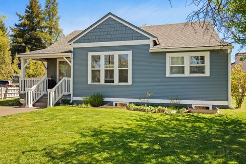 Tiny photo for 714 SW Cascade Avenue, Redmond, OR 97756 (MLS # 220220060)