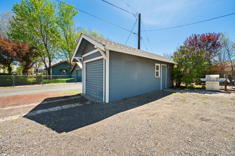 Tiny photo for 714 SW Cascade Avenue, Redmond, OR 97756 (MLS # 220220060)