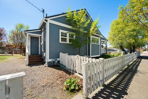 Tiny photo for 714 SW Cascade Avenue, Redmond, OR 97756 (MLS # 220220060)