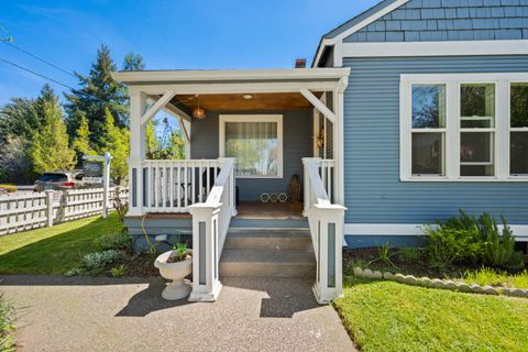 Tiny photo for 714 SW Cascade Avenue, Redmond, OR 97756 (MLS # 220220060)