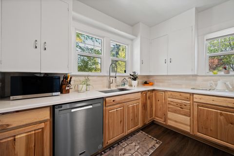 Tiny photo for 714 SW Cascade Avenue, Redmond, OR 97756 (MLS # 220220060)