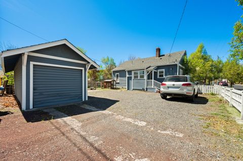 Tiny photo for 714 SW Cascade Avenue, Redmond, OR 97756 (MLS # 220220060)