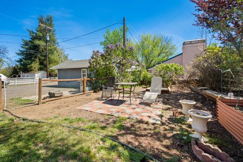 Tiny photo for 714 SW Cascade Avenue, Redmond, OR 97756 (MLS # 220220060)