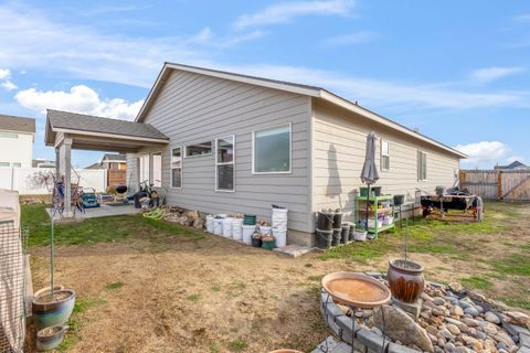 Tiny photo for 224 NW Monte Vista Avenue, Madras, OR 97741 (MLS # 220214397)