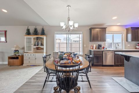 Tiny photo for 224 NW Monte Vista Avenue, Madras, OR 97741 (MLS # 220214397)