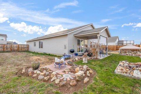 Tiny photo for 224 NW Monte Vista Avenue, Madras, OR 97741 (MLS # 220214397)