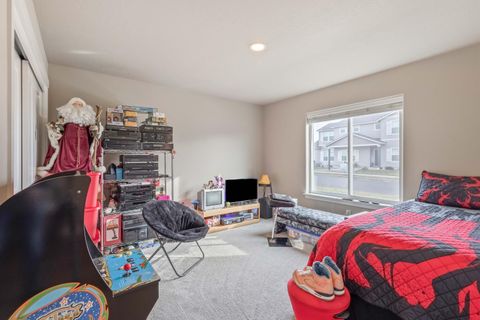 Tiny photo for 224 NW Monte Vista Avenue, Madras, OR 97741 (MLS # 220214397)