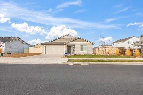 Tiny photo for 224 NW Monte Vista Avenue, Madras, OR 97741 (MLS # 220214397)