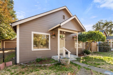 Photo of 911 SW I Street, Grants Pass, OR 97526 (MLS # 220229601)