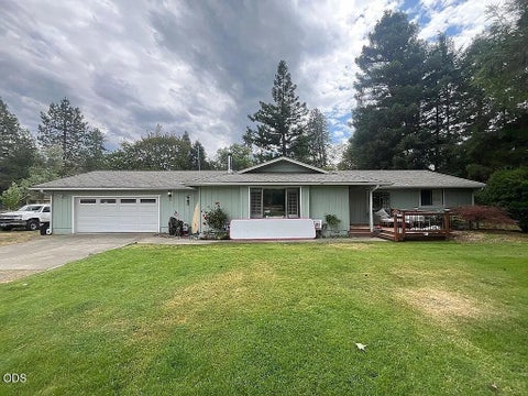 Photo of 8122 New Hope Road, Grants Pass, OR 97527 (MLS # 220224385)