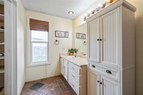 Tiny photo for 3919 Redondo Way, Klamath Falls, OR 97603 (MLS # 220211959)