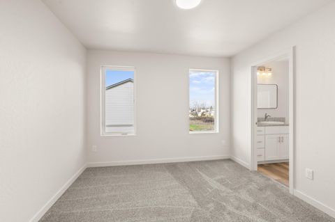 Tiny photo for 2024 Sunset Drive #6, Medford, OR 97501 (MLS # 220215869)