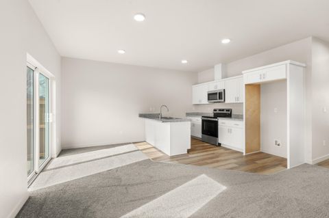 Tiny photo for 2024 Sunset Drive #6, Medford, OR 97501 (MLS # 220215869)