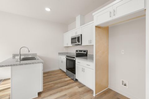 Tiny photo for 2024 Sunset Drive #6, Medford, OR 97501 (MLS # 220215869)