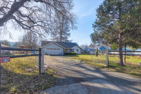 Photo of 8576 E Evans Creek Road, Rogue River, OR 97537 (MLS # 220215009)
