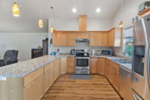 Tiny photo for 8576 E Evans Creek Road, Rogue River, OR 97537 (MLS # 220215009)