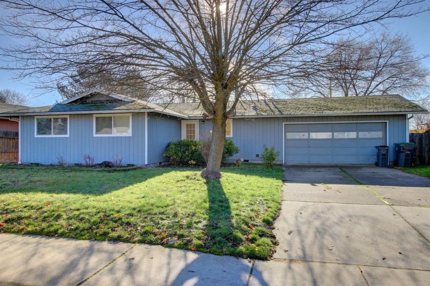 Move in ready!! Great home for first time home buyers, down-sizers or investors. This one should finance. Most of the carpets are new, interior doors are new, water heater is newer, making this a comfortable home. Live in it and add your personal updates for more pizzazz.