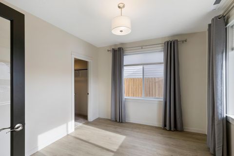 Tiny photo for 1723 NW Upas Place, Redmond, OR 97756 (MLS # 220212285)