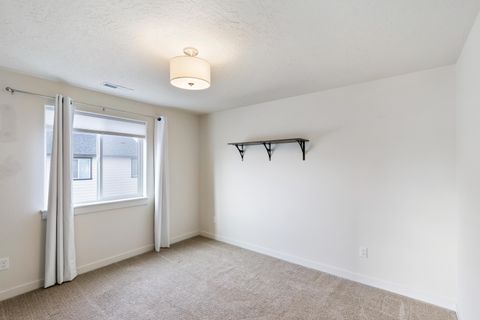 Tiny photo for 1723 NW Upas Place, Redmond, OR 97756 (MLS # 220212285)