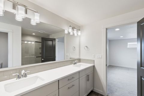 Tiny photo for 1723 NW Upas Place, Redmond, OR 97756 (MLS # 220212285)