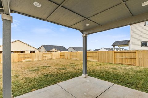 Tiny photo for 1723 NW Upas Place, Redmond, OR 97756 (MLS # 220212285)