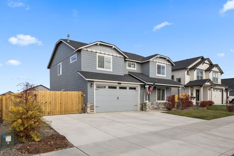 Tiny photo for 1723 NW Upas Place, Redmond, OR 97756 (MLS # 220212285)