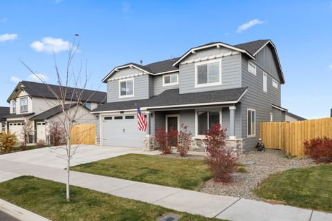 Tiny photo for 1723 NW Upas Place, Redmond, OR 97756 (MLS # 220212285)