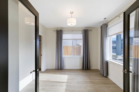 Tiny photo for 1723 NW Upas Place, Redmond, OR 97756 (MLS # 220212285)