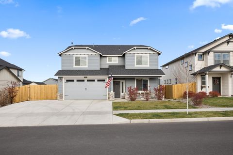Photo of 1723 NW Upas Place, Redmond, OR 97756 (MLS # 220212285)