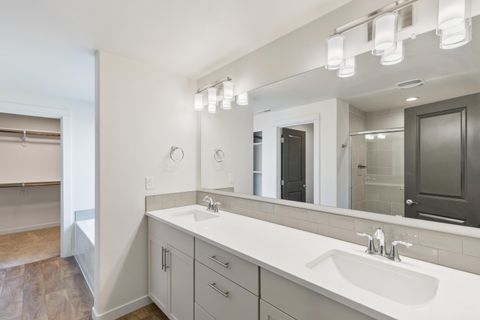 Tiny photo for 1723 NW Upas Place, Redmond, OR 97756 (MLS # 220212285)