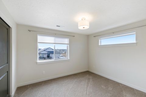Tiny photo for 1723 NW Upas Place, Redmond, OR 97756 (MLS # 220212285)
