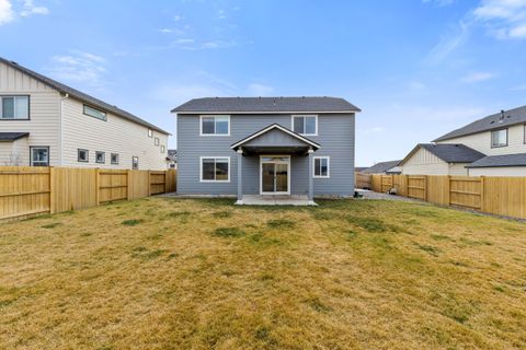 Tiny photo for 1723 NW Upas Place, Redmond, OR 97756 (MLS # 220212285)