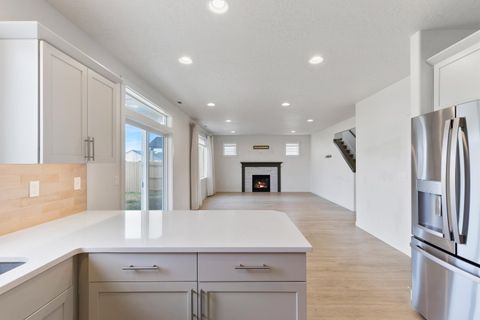 Tiny photo for 1723 NW Upas Place, Redmond, OR 97756 (MLS # 220212285)