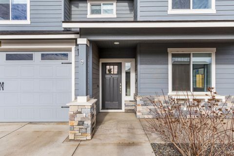 Tiny photo for 1723 NW Upas Place, Redmond, OR 97756 (MLS # 220212285)